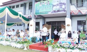 Wakil Wali Kota Tidore Kepulauan Muhammad Sinen meberikan sambutan pada upacara peringatan Hari Santri di Pondok Pesantren Kharisul Khairaat Bumi Hijrah, Ome Tidore Utara Kota Tidore Kepulauan, Minggu (22/10/2023).