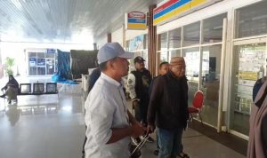 Tiga pimpinan OPD saat berjalan menuju pintu masuk ruang keberangkatan Bandara Baabullah Ternate, (foto/bn)