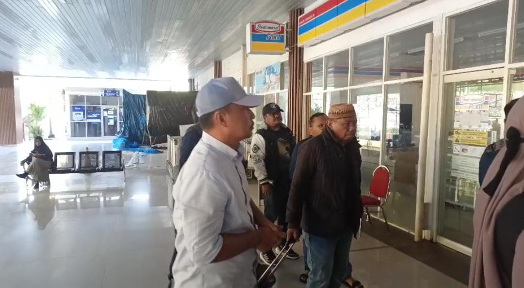 Tiga pimpinan OPD saat berjalan menuju pintu masuk ruang keberangkatan Bandara Baabullah Ternate, (foto/bn)