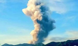 Tangkapan layar kamera CCTV, kolom abu vulkanik membumbung ke langit keluar dari kawah Gunung Dukono di Kabupaten Halmahera Utara (Halut), Provinsi Maluku Utara (Malut), (Foto: PVMBG)