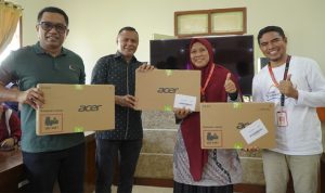 Wakil Walikota Tidore Kepulauan, Muhammad Sinen Serahkan fasilitas sarana yang diberikan berupa bantuan 30 unit laptop dan satu unit mobil Limbah Medis, Senin (1/4/2024).