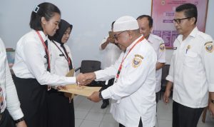 Plh. Sekretaris Daerah Kota Tidore Kepulauan Yakub Husain (Kanan) menyerahkan Surat Keputusan 80% kepada Calon Pengawai Sipil Negara (CPNS) Sekolah Tinggi Transportasi Darat (STTD).