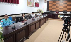 Staf Ahli Walikota Bidang Ekonomi, Pembangunan Dan Keuangan Abdul Hakim Adjam mengikuti Zoom Meeting Rapat Pembahasan Upaya Dan Pengendalian Inflasi Harga Komoditas Cabe Merah Dan Bawang Merah, Kamis (6/6/2024)