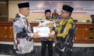 Walikota Tidore Kepulauan Capt H. Ali Ibrahim (Kiri) menyerahkan Rancangan Peraturan Daerah Tentang Laporan Pertanggungjawaban Pelaksanaan (LPP) APBD Kota Tidore Kepulauan Tahun Anggaran 2023 Kepada Ketua DPRD Kota Tidore.