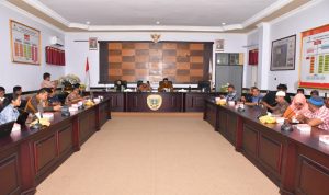 Plh. Sekretaris Daerah Kota Tidore Kepulauan Yakub Husain mewakili Walikota memberika sambutan sekaligus membuka FGD KEGIATAN INDONESIA OCEAN FOR PROSPERITY (LAUTRA) di Ruang Rapat Walikota Tidore.