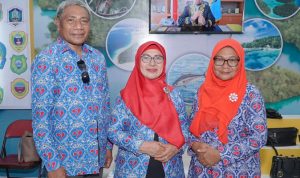 Ketua TP-PKK Kota Tidore Kepulauan Hj. Safia Ali Ibrahim bersama Kepala Dinas P2KBP3A bersama Kader IMP Amina Muhammad yang mewakili Maluku Utara di Apresiasi bagi Tenaga Lini.