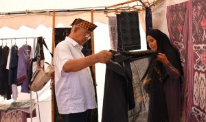 Walikota Tidore Kepulauan Capt. H. Ali Ibrahim, MH meninjau Stand UKM pekan Budaya Kota Rempah di pelataran Pantai Tugulufa, Kamis (8/8/2024).