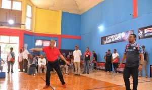 Walikota Tidore Kepulauan Capt. H. Ali Ibrahim melakukan Pemukulan Bola Pertama sebagai tanda dibukannya Tournament Bulu Tangkis Main Aman Antar OPD dalam rangka memeriahkan HUT Ke-79 Kemerdekaan RI Tahun 2024.