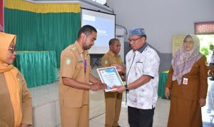 Penyerahan Piagam Penghargaan untuk Kelurahan Gurabunga dengan Kartu Keluarga mencakup 100%.