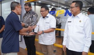 `Sekretaris Daerah Kota Tidore Kepulauan H. Ismail Dukomalamo, S.Pd, MM menerima penghargaan peringkat dua Pemda Pengelola Transfer Ke Daerah (TKD) terbaik Tahun 2024 dari Kementerian Keuangan RI.