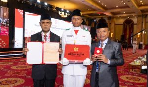 Wali Kota Tidore Kepulauan, Capt H. Ali Ibrahim didampingi Kepala Badan Kesbangpol Kota Tidore Drs. Muslihin, dan Purna Paskibraka Julfian N. M. Noval menerima duplikat Bendera Pusaka dari BPIP.