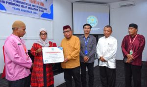 Asisten Sekda Bidang Administrasi Umum Yakub Husain menyerahkan penghargaan kepada Nurani Husen sebagai penggiat terbaik anti Narkoba di Kelurahan Cobodoe