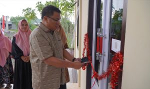 Pengguntingan pita sebagai tanda peresmian Perpustakaan Desa Balbar oleh Sekretaris Daerah Kota Tidore Kepulauan Ismail Dukomalamo.
