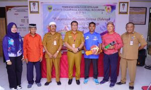 Sekretaris Daerah Kota Tidore Kepulauan H. Ismail Dukomalamo selaku Ketua Koni Kota Tidore Kepulauan menyerahakan secara simbolis Bantuan Sarana Olahraga Kepada Cabang Olahraga Tahun 2024 di Kantor Dispora