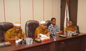 Asisten Sekda Bidang Administrasi Umum Yakub Husain memimpin rapat Evaluasi EPA (Elite Pro Academy) Liga 1 Sekaligus Persiapan Malut United VS PSM Makassar di Ruang Rapat Sekda, Selasa (8102025).