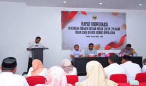 Asisten Sekda Bidang Pemerintahan Dan Kesra DR. Syofyan Saraha, M.Si Memberikan Sambutan Sekaligus Membuka Dengan Resmi RakorDukungan Elmen Satuan Kerja (DESK) Pilkada Tahun 2024 Kota Tidore Kepulauan.