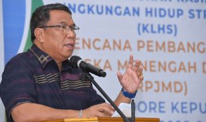 Sekretaris Daerah Kota Tidore Kepulauan, H. Ismail Dukomalamo, S.Pd, MM memberikan sambutan sekaligus membuka dengan resmi Konsultasi Publik I Penyusunan Kajian Lingkungan Hidup (KLHS) RPJMD 2025-2025.