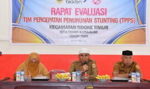Asisten Sekda Bidang Perekonomian dan Pembangunan H. Taher Husain, S.IP (tengah) menyampaikan arahan Pada Rapat Evaluasi Tim Percepatan Penurunan Stunting (TPPS) Tingkat Kecamatan di Aula Kantor Tidore Timur