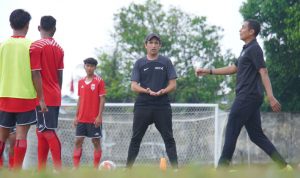 Tim Malut United FC Usia 16 menerima kunjungan sekaligus memperoleh materi dari Ekkono Soccer Service, Barcelona, Spanyol, Miquel Noguera Grifol didampingi Moch Syaifuddin selaku penerjemah, Selasa (1/10/2024).