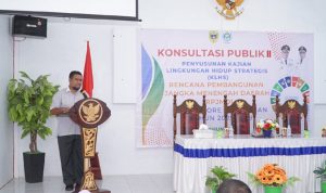 Mewakili Sekretaris Daerah Kota Tidore Kepulauan, Asisten Sekda Bidang Pemerintahan dan Kesra DR. Syofyan Saraha, M.Si membacakan sambutan sekaligus membuka dengan resmi Konsultasi Publik II KLHS RPJMD Kota Tidore Kepulauan