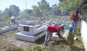 Jelang peringatan Hari Pahlawan yang jatuh pada 10 November mendatang, ASN dan Non ASN di Lingkup Pemerintah Kota Tidore Kepulauan bersama TNIPolri gelar kerja bakti pembersihan lokasi Taman Makam Pahlawan