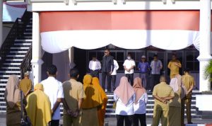 Wakil Walikota Tidore Kepulauan, Muhammad Sinen, SE memimpin dan memberikan arahan pada Apel Pagi Gabungan ASN Non ASN lingkup Kota Tidore Kepulauan di halaman Kantor Walikota Tidore Kepulauan, Senin (25112024)..