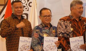 Wakil Wali Kota Tidore Kepulauan Muhammad Sinen saat melakukan sesi foto bersama dengan Wali Kota Surabaya Eri Cahyadi.