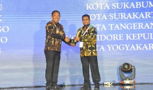 Asisten Sekda Bidang Pemerintahan dan Kesra Syofyan Saraha sata Menerima Penghargaan Penganugerahan IGA Tahun 2024.