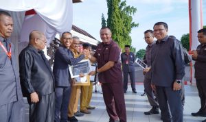 Wakil Wali Kota Tidore Kepulauan, Muhammad Sinen, menyerahkan kembali piagam dan sertifikat 12 Penghargaan Kota Tidore Kepulauan di Penghujung Tahun 2024.