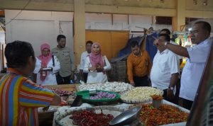 Tim Teknis Pengendalian Inflasi Daerah (TPID) Kota Tidore meninjau ketersediaan bahan pokok menjelang Natal dan Tahun Baru 2025 di Pasar Rakyat Gosalaha, Kota Tidore Kepulauan
