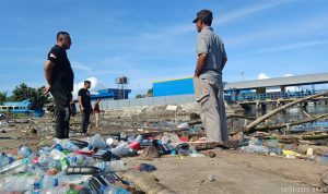 Wakil Wali Kota Tidore Kepulauan Muhammad Sinen meninjau kondisi aliran sungai pasca banjir di sekitar Pelabuhan Sofifi.
