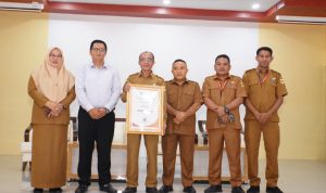 Perwakilan BPMP Provinsi Maluku Utara, Bpk. Muh. Mustopa Ali Masyhar, S.Si., M.Si Menyerahkan Piagam Penghargaan Daerah Pelopor Transformasi Digital Untuk Pembelajaran Tahun 2024 Kategori Berkembang