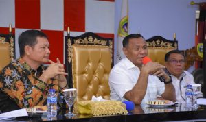 Wakil Walikota Tidore Kepulauan Muhammad Sinen, SE menyampaikan arahan pada Entry Meeting dengan Kepala BPK RI Perwakilan Malut bersama Tim Pemeriksa di Aula Sultan Nuku, Kantor Walikota Tidore Kepulauan, Rabu (1222025).