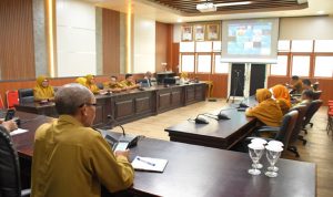 Kepala Dinas Pengendalian Penduduk, KB, PP, PA Hasby Narsaoly didampingi OPD terkait mengikuti Zoom Meeting Rakor Publikasi Data Intervensi Spesifik dan Sensitif Bidang Kesehatan