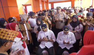 Walikota Tidore Kepulauan Muhammad Sinen, SE bersama Wakil Walikota Tidore Kepulauan Ahmad Laiman, S.Sos mengikuti ritual jako se ruko saat tiba di pelabuhan rum Tidore