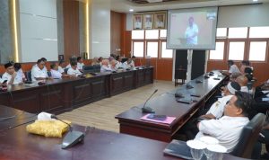 Wali Kota Tidore Kepulauan Muhammad Sinen,didampingi Wakil Walikota Tidore Ahmad Laiman mengikuti Zoom Meeting Peluncuran IIPKD MCP di ruang rapat Wali Kota, Kantor Wali Kota Tidore Kepulauan,