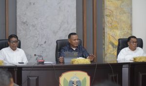 Wali Kota Tidore Kepulauan Muhammad Sinen, SE (kanan) memimpin Rapat bersama OPD di Lingkup Pemerintah Kota Tidore Kepulauan di ruang rapat Walikota, Kantor Walikota Tidore Kepulauan, Rabu (5 Maret 2025).