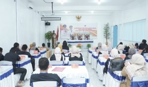 Asisten Sekda Bidang Pemerintahan dan Kesra Sofyan Saraha saat mewakili Wali Kota Tidore membuka Bimtek Pengembangan Kewirausahaan Pemuda, di Aula Bougenville, Kelurahan Soasio, Senin (2/6/2025).