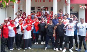 Foto bersama Ketua Tim Penggerak PKK Kota Tidore Kepulauan Hj. Rahmawati Muhammad Sinen usai menyelesaikan lomba-lomba dalam Fun Games Dinas PMD Kota Tidore Kepulauan (1)