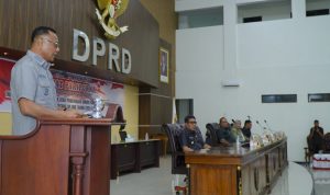 Wali Kota Tidore Kepulauan Muhammad Sinen menyampaikan pidato jawaban atas pandangan umum fraksi-fraksi DPRD Kota Tidre atas Ranperda RPJMD