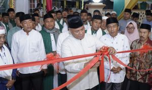 Wali Kota Tidore Kepulauan melakukan pengguntingan pita, peresmian Masjid Al-Mujahidin, di Kelurahan Rum, Selasa (2/9/2025).