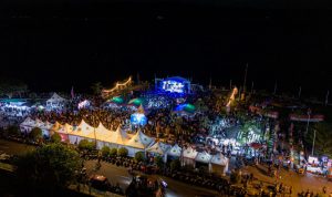 Ribuan pengunjung memadati Kawasan Wisata Pantai Tugulufa Kota Tidore untuk menyaksikan malam puncak Kampoeng Rameang Vol 4.