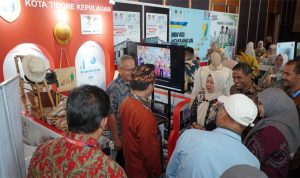 Kepala Badan Strategi Kebijakan Dalam Negeri (BSKDN)Kementerian Dalam Negeri, Dr. Yusharto Huntoyungo saat berkunjung ke Boorth Kota Tidore Kepulauan