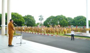 Walikota Tidore Kepulauan, Muhammad Sinen, SE menyampaikan arahan saat memimpin Apel Gabungan Awal Tahun 2026 ASN, P3K, Non ASN lingkup Pemda Kota Tidore Kepulauan di halaman Kantor Walikota Tidore Kepulauan.