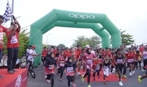 Wakil Wali Kota Tidore Kepulauan Ahmad Laiman bersama Sekretaris Daerah Kota Tidore Kepulauan H. Ismail Dukomalamo melepas peserta Tidore Family Run 2026.
