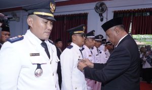 Wali Kota Tidore Kepulauan Muhammad Sinen, SE (kiri) melantik dan mengambil Sumpah dan Janji Pejabat Tinggi Pratama, Administrator, Camat, Lurah, Pengawas serta jabatan Funsional Lingkup Pemerintah Kota Tidore K epulauan.