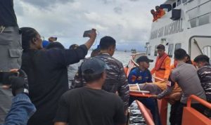 Petugas SAR gabungan saat melakukan evakuasi terhadap 246 penumpang KM Intim Teratai di Pulau Makian, Rabu (18/2/2026).[Foto. Basarnas