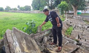 Ketua Komisi III DPRD Kota Tidore Kepulauan, Ardiansyah Fauji. Meninjau langsung kondisi pagar Stadion Marimoi yang ambruk Selasa (17/2/2026.