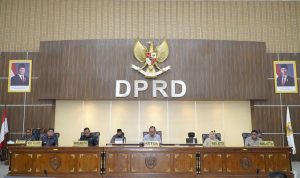 Wali Kota Tidore Kepulauan Muhammad Sinen, SE bersama Wakil Walikota Ahmad Laiman, S. Sos menghadi sekaligus mengikuti rapat Paripurna tentang Pandangan Umum Fraksi-fraksi atas Ranperda Hak Penyandang Disabilitas