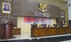 Wali Kota Tidore Kepulauan Muhammad Sinen, SE menyampaikan jawaban atas Pandangan umum Fraksi terhadap Ranperda tentang Penghormatan, Perlindungan, dan Pemenuhan hak Penyandang Disabilitas pada Rapat Paripurn DPRD